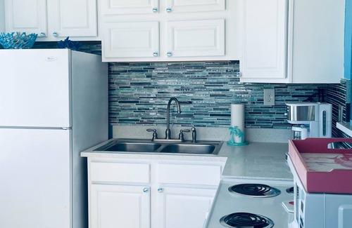 Pompano Beach Condo | BEACHFRONT COMPLEX JUST STEPS TO THE OCEAN Full kitchen, PARKING HEATED POOL