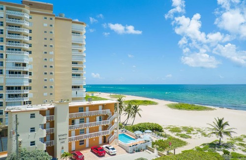Pompano Beach Condo | BEACHFRONT COMPLEX JUST STEPS TO THE OCEAN Full kitchen, PARKING HEATED POOL