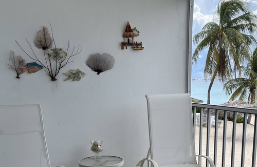 Seven Mile Beach Condo | Beachfront Condo on Pristine Seven Mile Beach - perfect for families and couples
