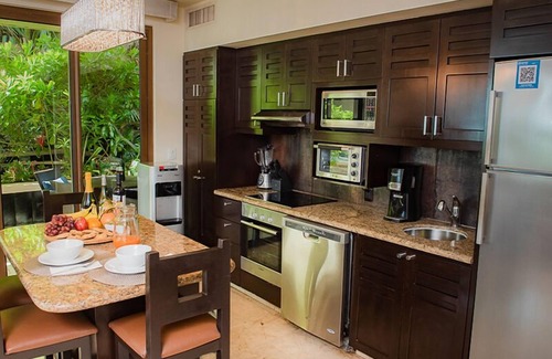 Downtown Condo | Beachfront Condo with Ocean Views, Washer/dryer, 2 pools