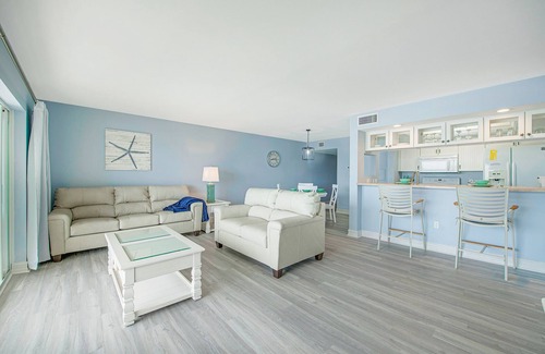 Bradenton Beach Condo | Beachfront Condo with Amazing Views and Pool! Near Bridge Street! - Island Sunse