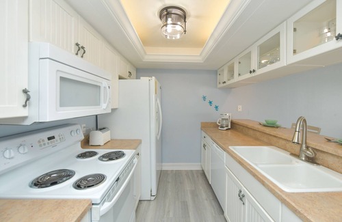 Bradenton Beach Condo | Beachfront Condo with Amazing Views and Pool! Near Bridge Street! - Island Sunse