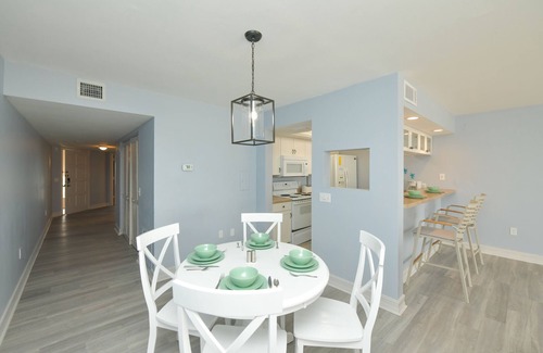 Bradenton Beach Condo | Beachfront Condo with Amazing Views and Pool! Near Bridge Street! - Island Sunse