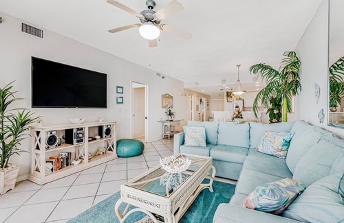 Pensacola Beach Condo | Beachfront Condo with Balcony, Views, & Shared Pools, Hot Tub - Snowbirds Welcome