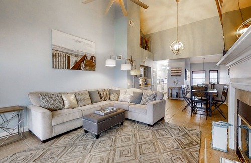 Pensacola Beach Condo | Beachfront condo with pool, central AC, & washer/dryer - snowbirds welcome