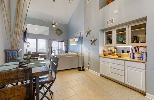 Pensacola Beach Condo | Beachfront condo with pool, central AC, & washer/dryer - snowbirds welcome