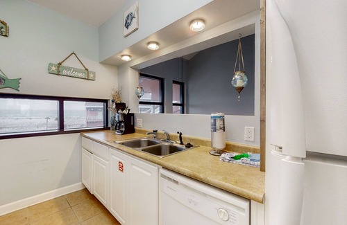Pensacola Beach Condo | Beachfront condo with pool, central AC, & washer/dryer - snowbirds welcome