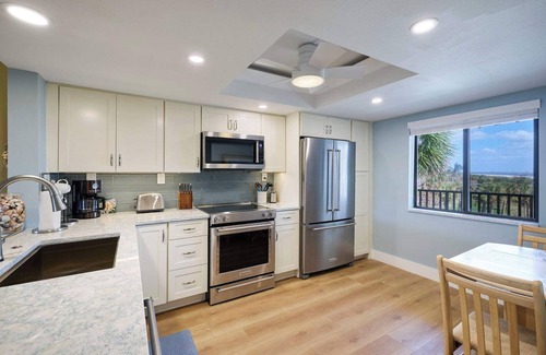 Sanibel Apartment | Beachfront Condo at Loggerhead Cay with Vaulted Ceilings
