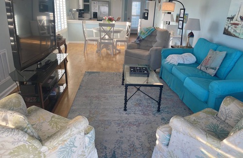 East End Condo | Beachfront condo! Beautiful views! Pet friendly. Saturday to Saturday only