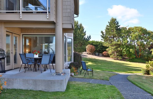 Freeland Condo | Beachfront Condo - Mutiny Bay