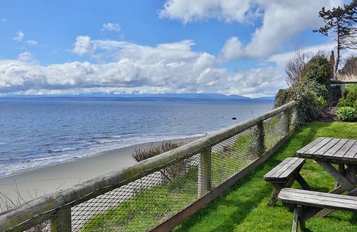 Freeland Condo | Beachfront Condo - Mutiny Bay