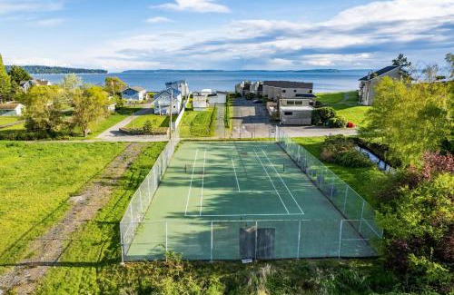 Freeland House | Beachfront Condo - Mutiny Bay by AvantStay Views