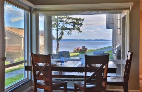 Freeland House | Beachfront Condo - Mutiny Bay by AvantStay Views