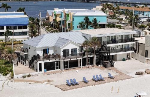 Bradenton Beach Apartment | Beachfront condo w hot tub Anna Maria Island