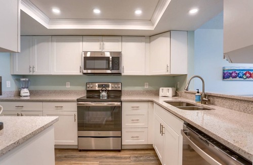 Indian Shores Condo | Beachfront Condo w/Private Balcony! Pool & Hot Tub, FREE Parking & FREE Activities! ~ 607 Sandcastle