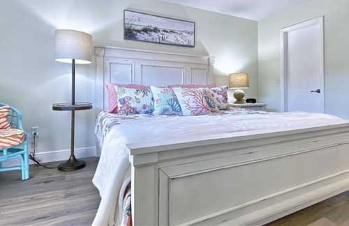 Indian Shores Condo | Beachfront condo w/brilliant views, private balcony, heated outdoor pool, W/D