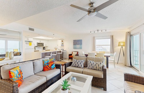 Indian Shores Condo | Beachfront condo with, Gulf-view balcony & central AC, snowbirds OK