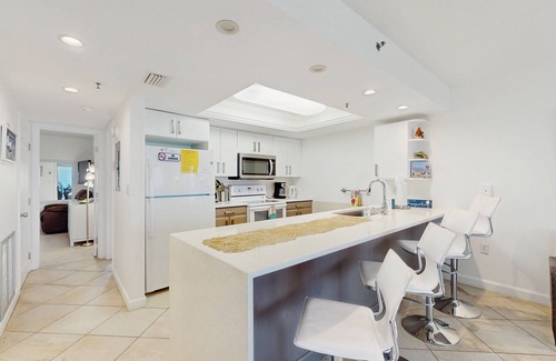 Indian Shores Condo | Beachfront condo with, Gulf-view balcony & central AC, snowbirds OK