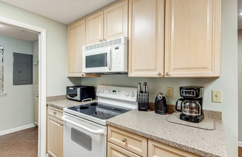 Navarre Beach Condo | Beachfront condo with pool, tennis, fitness center & WiFi