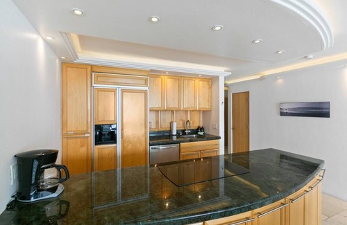 North Pacific Beach Apartment | Beachfront condo w/Ocean views + Pool