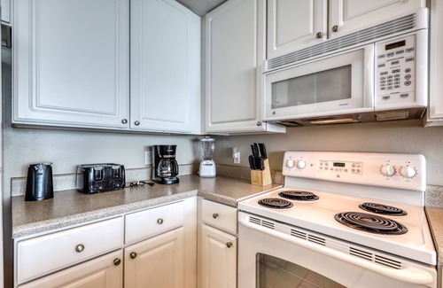 Gulf Shores Condo | Beachfront condo w/access to shared pools, hot tubs, fitness center & sauna
