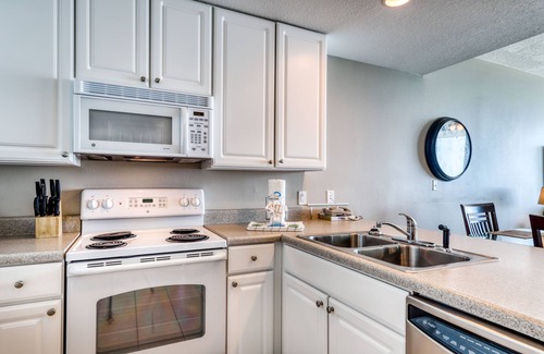 Gulf Shores Condo | Beachfront condo w/access to shared pools, hot tubs, fitness center & sauna