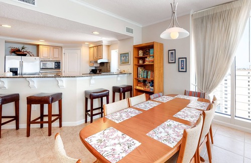 Gulf Shores Condo | Beachfront condo w/amazing view, balcony & community pool/hot tub/gym