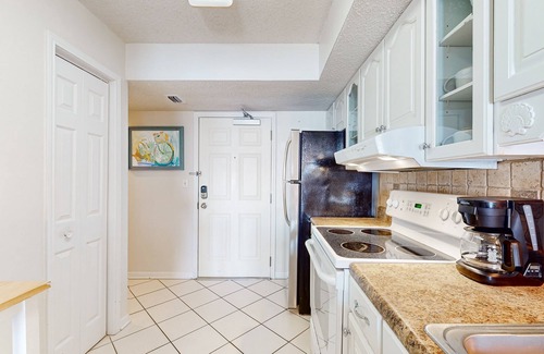 Gulf Shores Condo | Beachfront condo w/7th-floor views, pools, W/D, WiFi, private balcony