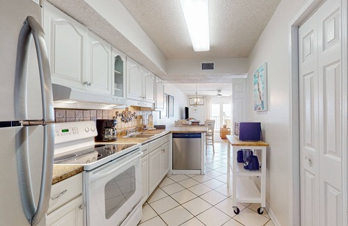 Gulf Shores Condo | Beachfront condo w/7th-floor views, pools, W/D, WiFi, private balcony