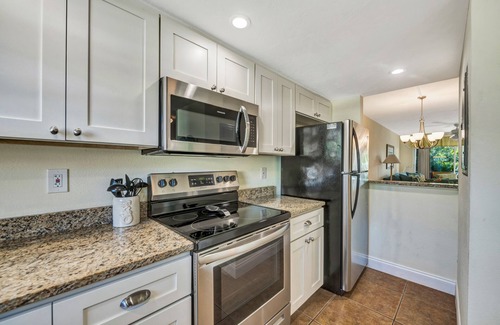 Holmes Beach Condo | Beachfront Condo with Private Balcony and Pool Access