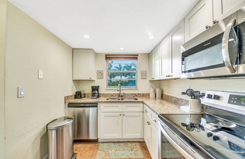 Holmes Beach Condo | Beachfront Condo with Private Balcony and Pool Access