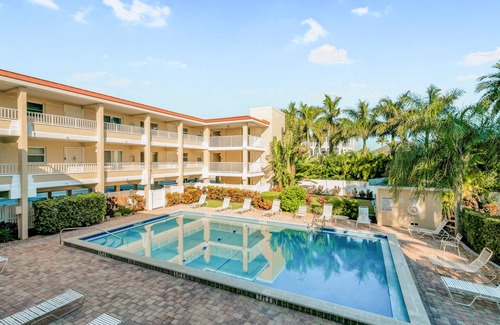 Holmes Beach Condo | Beachfront Condo with Private Balcony and Pool Access