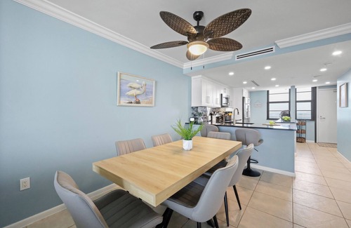 Marco Island Condo | Beachfront condo w/pool and balcony facing beach