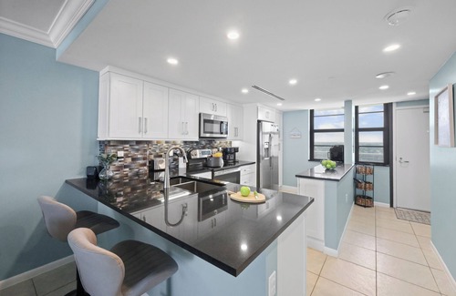 Marco Island Condo | Beachfront condo w/pool and balcony facing beach