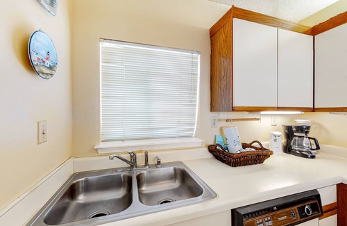Gulf Shores Condo | Beachfront condo with balcony overlooking Gulf of Mexico & resort pool
