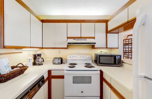 Gulf Shores Condo | Beachfront condo with balcony overlooking Gulf of Mexico & resort pool