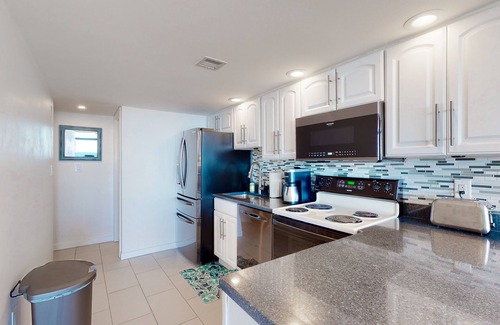 North Ocean City Condo | Beachfront condo with bay/ocean views, outdoor pool, & tennis courts