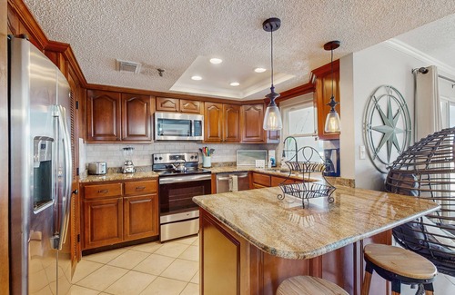Redington Shores Condo | Beachfront corner condo w/private balcony, heated pool, hot tub, picnic tables