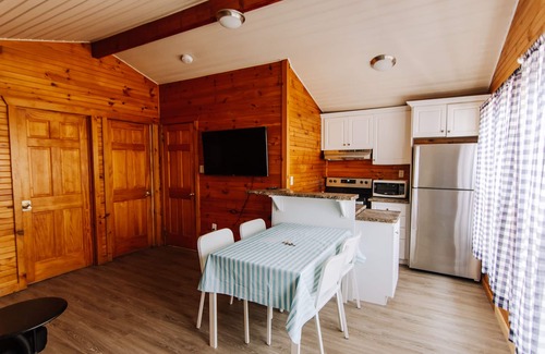 Wasaga Beach Cottage | BEACHFRONT COTTAGE IN WASAGA BEACH - SANDPIPER BEACH RESORT - COTTAGE # 5