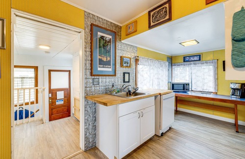 Seaside Cottage | Beachfront Cottage on Seaside Promenade w/Hot Tub
