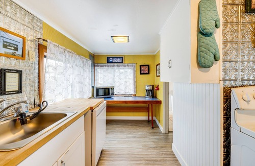 Seaside Cottage | Beachfront Cottage on Seaside Promenade w/Hot Tub