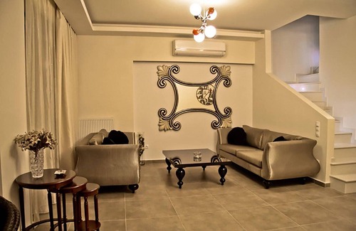 Kato Gouves Villa | Beachfront Crete Villa | Villa Peri | 4 Bedroom | 30 Metres To The Beach | Pool.