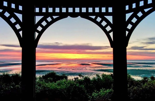 Brewster Cottage | Beachfront cute cottage on Private Beach. Best View on the Cape. on high bluff