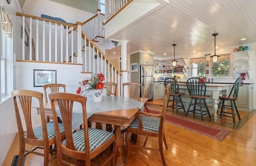 Hyannis House | Beachfront Days, Hyannis Nights! RPAM023