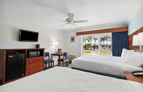 Neptune Beach Hotel | Beachfront Delight: Two Pet-Friendly Rooms with Outdoor Swimming Pool