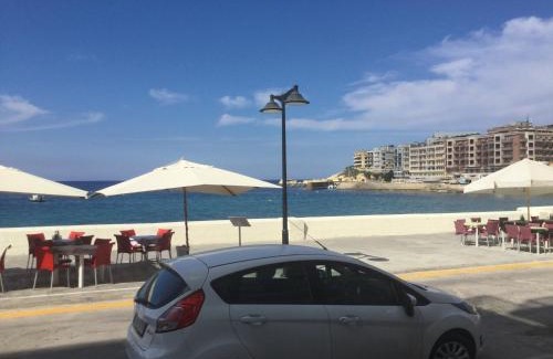 Marsalforn Apartment | Beachfront Deluxe Apartment