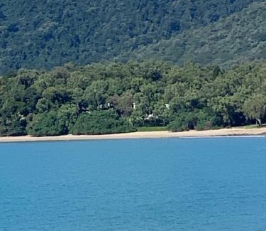 Oak Beach Villa | Beachfront Dolphin Cabin