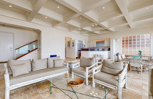 Mussel Shoals House | Beachfront dream home with balcony, patio & direct beach access