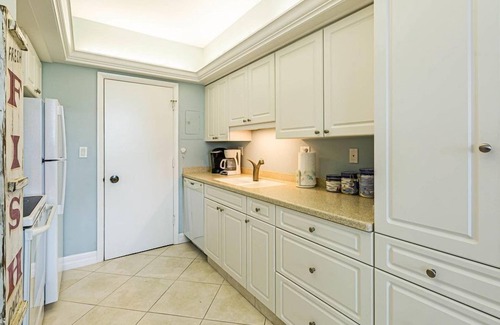 Marco Island Apartment | Beachfront efficiency studio with 1 bath