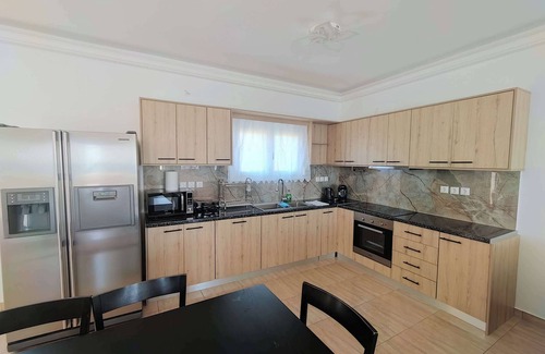 Agia Pelagia Apartment | Beachfront Ela Luxury Stay with Jacuzzi & Views